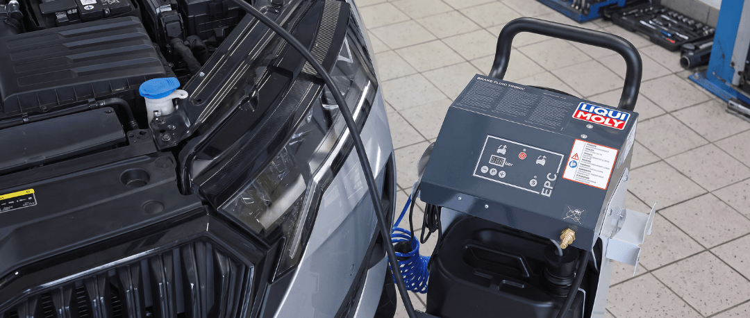 خدمة تغيير سائل الفرامل باستخدام Brake Fluid Tronic